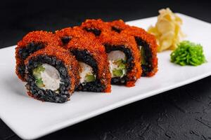 conjunto de negro Sushi en blanco plato foto