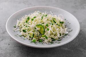 primavera vegano ensalada con repollo, pepino, verde cebolla y chícharos foto