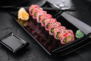 Sushi con camarón y rojo tobiko caviar foto