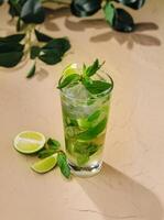 mojito verano agrios cóctel con Lima y menta foto