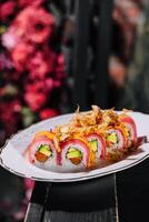 atún maki Sushi en blanco plato foto