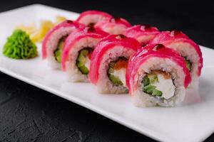 atún maki Sushi en blanco plato foto