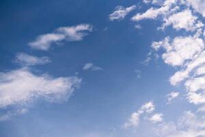 fondo blanco claro degradado de nubes de cielo azul de verano. belleza claro nublado in sol tranquilo brillante invierno aire bacground. sombrío paisaje cian vívido en el medio ambiente día horizonte vista del horizonte viento de primavera foto