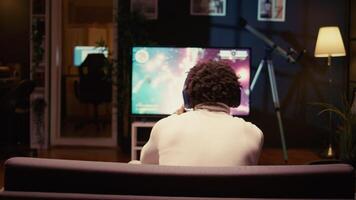 gamer ricevente gioco al di sopra di schermo, ottenere il suo navicella spaziale distrutto nel enorme esplosione mentre volare nel galassia e combattente nemici. giocatore perdente scienza finzione navicella spaziale giocatore singolo video gioco