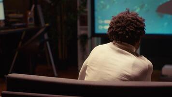 uomo giochi giocatore singolo gioco con navicella spaziale tiro laser flussi a asteroide, utilizzando mirino copertura per colpire obiettivi e vincere missione. raggio tracciato grafica e alto fps scifi video gioco visualizzato su tv