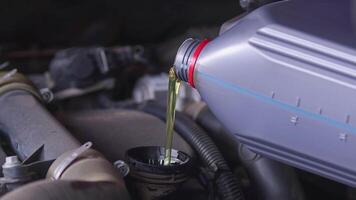 Autowartungsmechaniker, der neues Ölschmiermittel in den Automotor gießt video
