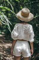 ai generado un mujer vistiendo un Paja sombrero y blanco lino pantalones cortos foto