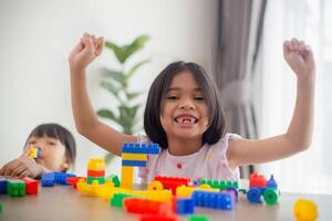 adorable niña jugando bloques de juguete en una habitación luminosa foto