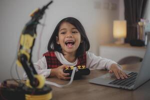 vástago educación concepto. asiático estudiantes aprender a hogar por codificación robot brazos en provenir, matemáticas Ingenieria Ciencias tecnología computadora código en robótica para niños' conceptos. foto