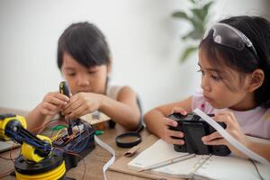 inventivo niños aprender a hogar por codificación robot carros y electrónico tablero cables en provenir. construyendo robot carros a hogar foto