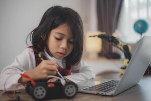 vástago educación concepto. asiático estudiantes aprender a hogar por codificación robot brazos en provenir, matemáticas Ingenieria Ciencias tecnología computadora código en robótica para niños' conceptos. foto