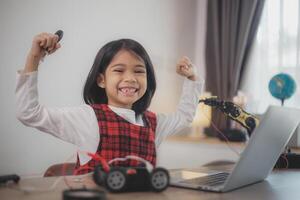 vástago educación concepto. asiático estudiantes aprender a hogar por codificación robot brazos en provenir, matemáticas Ingenieria Ciencias tecnología computadora código en robótica para niños' conceptos. foto