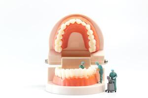 miniatura personas , dentista reparando humano dientes con cena y esmalte foto