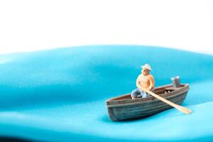 pescador en un barco en el ondas, mundo agua día concepto foto