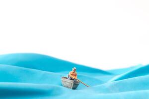 pescador en un barco en el ondas, mundo agua día concepto foto