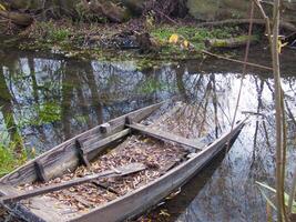 un barco en el agua foto