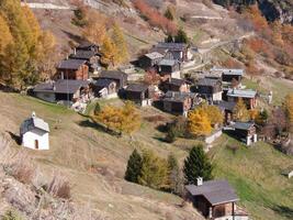 un ladera con muchos casas foto