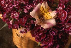 un cesta con púrpura flores y amarillo flores foto