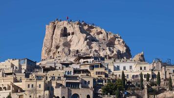 Visualizza di uchisar castello nel cappadocia, tacchino. uchisar castello è un' alto roccia vulcanica affioramento e è uno di di cappadocia maggior parte prominente punti di riferimento. video