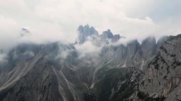 ver de cadini di misurina montañas en dolomitas, Italia. video