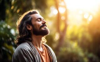 serenidad en naturaleza barbado hombre meditando con cara elevado a el cielo en el parque foto