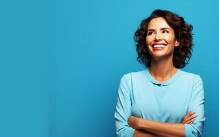 mediana edad brillantez brasileño mujer presentación idea con un sonrisa foto