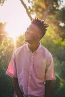 ai generado sonriente joven cadera salto artista foto de un negro hombre vistiendo un rosado camisa y pantalones cortos