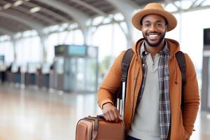 ai generado sonriente africano americano viajero en naranja chaqueta y amarillo sombrero a aeropuerto salón con maleta, neural red generado fotorrealista imagen foto