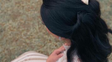 élégant femme de derrière avec concentrer sur sa coiffure et boucle d'oreille video