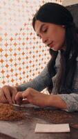 konzentriert Handwerker Arbeiten auf ein Projekt mit Werkzeuge auf ein hölzern Tisch, mit ein gemustert Hintergrund video