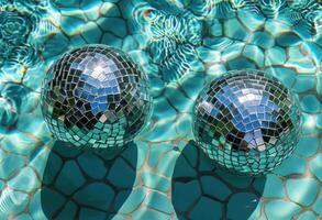 ai generado imágenes de disco pelotas flotante en un nadando piscina foto