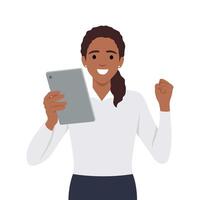 joven sonriente bonito mujer sostiene un tableta ordenador personal en su mano. vector