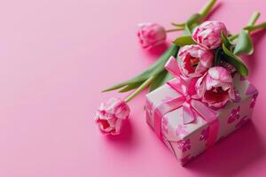 ai generado un regalo caja con rosado flores y tulipanes es sentado en un rosado antecedentes foto