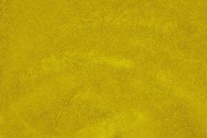 ligero amarillo terciopelo tela textura usado como antecedentes. seda color oro tela antecedentes de suave y suave textil material. aplastada terciopelo .lujo dorado ligero tono para seda. foto