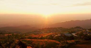 antenne visie van zonsopkomst over- berg wegen en dorp in phu thap boek, Thailand video