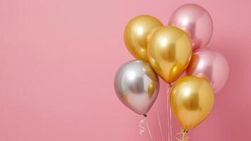 ai generado oro y plata inflable globos en un minimalista rosado antecedentes con Copiar espacio foto