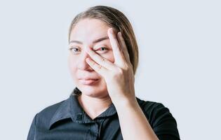 persona con irritado ojos. personas con ojo dolor aislado. mujer con conjuntivitis en blanco antecedentes. cerca arriba de niña con ojo presion foto