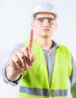 joven ingeniero contando número uno aislado. masculino ingeniero demostración número uno aislado foto