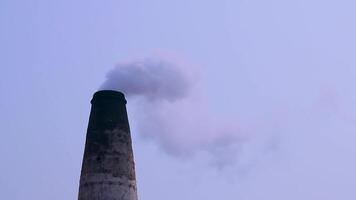 ladrillo hornos son emitiendo negro fumar dentro el aire y causando aire contaminación, aire contaminación desde ladrillo hornos video