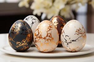 ai generado cuatro negro y blanco Pascua de Resurrección huevos en un blanco mármol, foto
