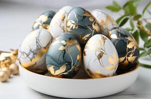 ai generado Pascua de Resurrección huevos con oro frustrar y eucalipto verde en mármol, foto