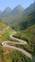 motocicleta equitação em cênico enrolamento montanha estrada em a ha giang laço, Vietnã video