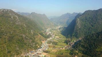 Vietnamees dorp Aan de ha Giang lus route in de bergen video