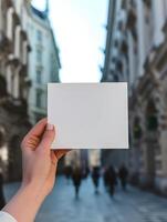 ai generado vacío tarjeta postal en un mujer mano en el centrar de el ciudad. burlarse de arriba de un tarjeta postal. horizontal blanco blanco. alto calidad. ai generativo foto