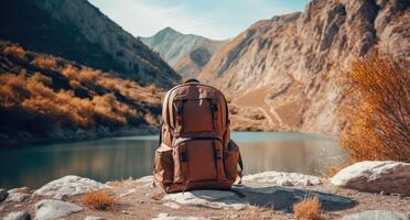 ai generado un marrón mochila se sienta en un rock junto a agua en el montañas foto