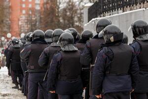 reunión pública en apoyo de navalny, policías con cascos negros foto