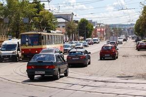 carros y tranvía conducción a lo largo verano día calle la carretera en tula, Rusia foto