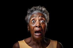ai generado sorprendido mayor africano americano mujer, cabeza y espalda retrato en negro antecedentes. neural red generado imagen foto