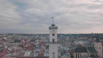 aéreo panorama de el antiguo europeo ciudad lviv, Ucrania. pueblo sala, ratush video