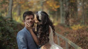 sposo con sposa vicino montagna colline nel il foresta. coppia. fabbricazione un' bacio video